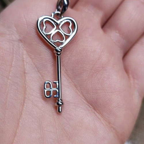 Key-shaped pendant new