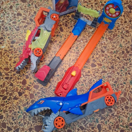 Hot Wheels playset like new, 4 codes included