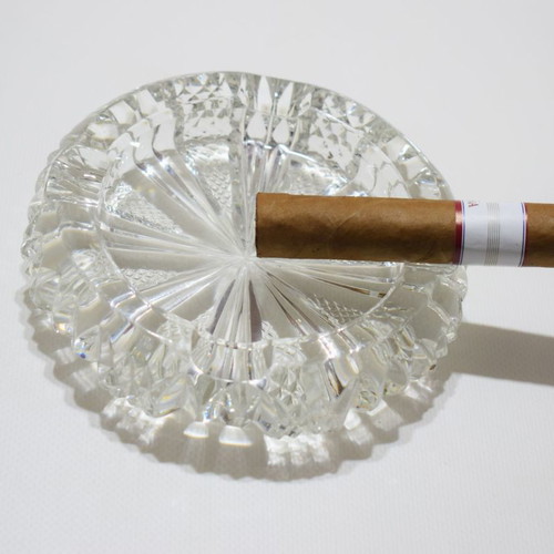 Crystal round ashtray used for cigars and cigarettes