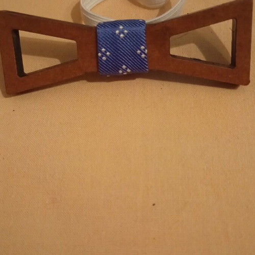 Wooden bow tie new in excellent condition