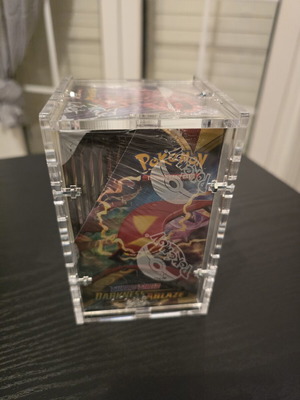 Darkness Ablaze half booster box, 18 packs with acrylic case