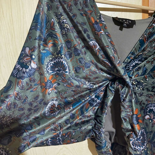 Lynne Velvet Batwing Blouse new, oil color, size Small