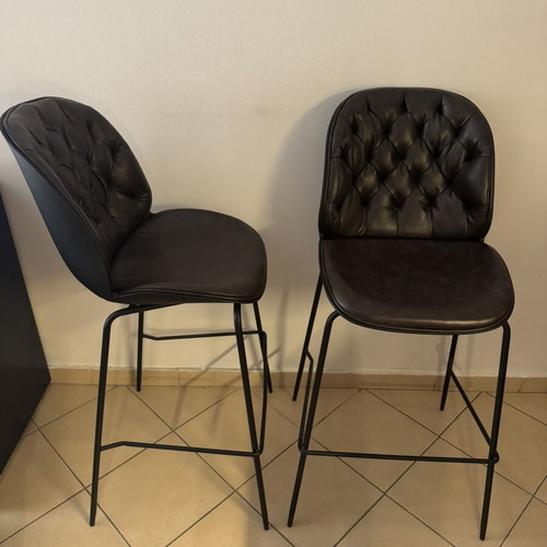Stools leather capitonne like new, height 1.12m, width 56cm, depth 48cm