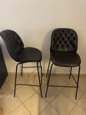 Stools leather capitonne like new, height 1.12m, width 56cm, depth 48cm