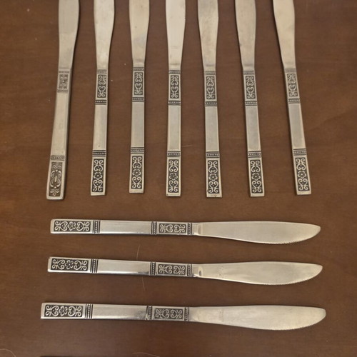 Branded knives set like new, 80+ pieces with authenticity stamps
