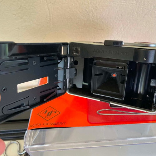 Agfamatic 100 Sensor camera like new with 6 new Osram Magicubes flashes
