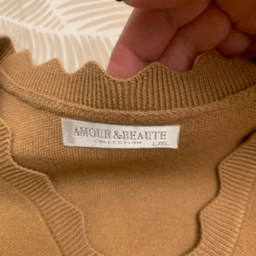 Pullover with neckline new in camel color