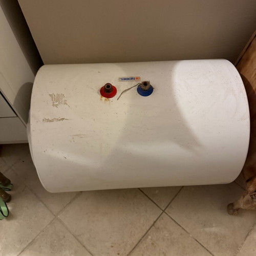 Electric water heater like new, fully functional