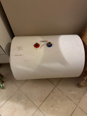 Electric water heater like new, fully functional