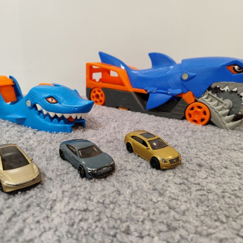 Hot Wheels shark like new, package with three cars