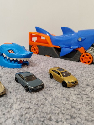 Hot Wheels shark like new, package with three cars
