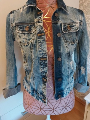 Μπουφάν τζιν Zara μεταχειρισμένο, μέγεθος M, μπλε με σκισίματα