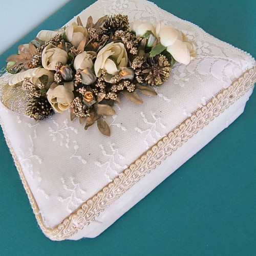 Vintage velvet box with flowers like new