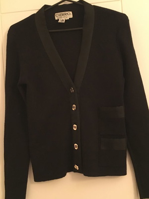 Ζακέτα μάλλινη μαύρη μεταχειρισμένη, μέγεθος Small με γαρνίρισμα και χρυσά κουμπιά