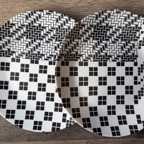 IKEA SAMMANKOPPLA 2-piece plate set with black and white retro design like new