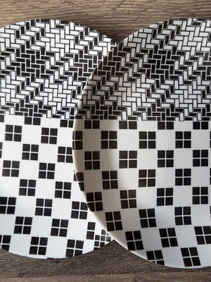 Σετ 2 πιάτα IKEA SAMMANKOPPLA με ασπρόμαυρο retro σχέδιο σαν καινούργια