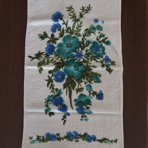 Towel set like new with colorful flowers, 3 pieces