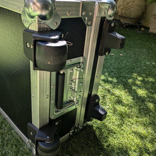 Hard wheeled case for keyboard like new