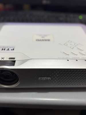 Sanyo PLC-XU73 Pro XtraX Multiverse projector σαν καινούργιο