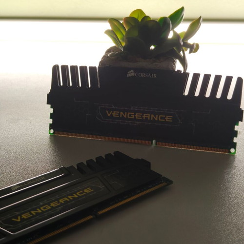 Corsair Vengeance 8GB DDR3 1600MHz CL9 RAM kit like new