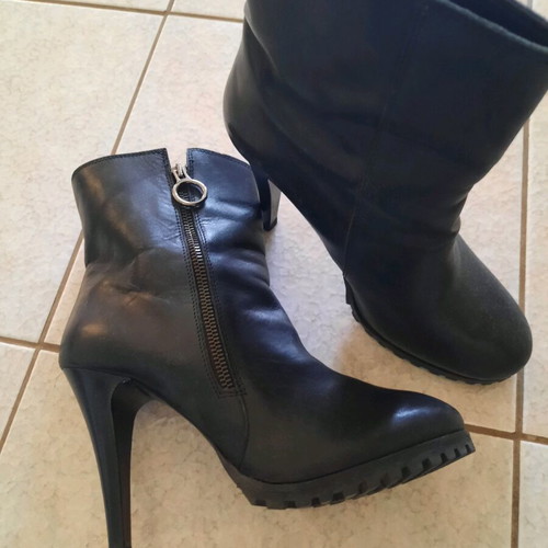 Leather ankle boots size 40 like new, black