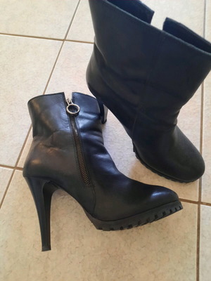 Leather ankle boots size 40 like new, black