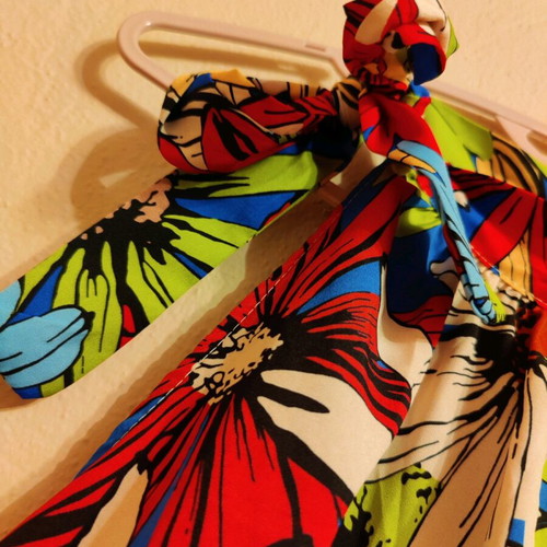 Floral sleeveless blouse new with bow at neck