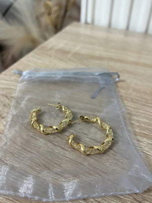 Gold earrings like new