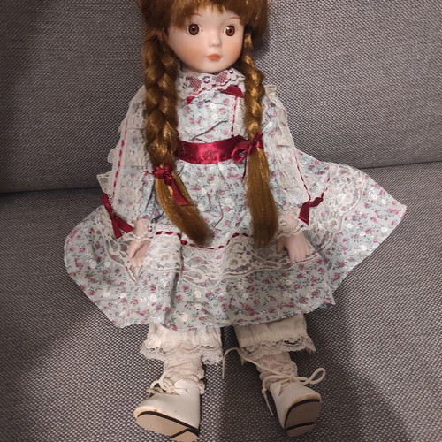 Porcelain doll Melissa heritage mint collection 40 cm like new