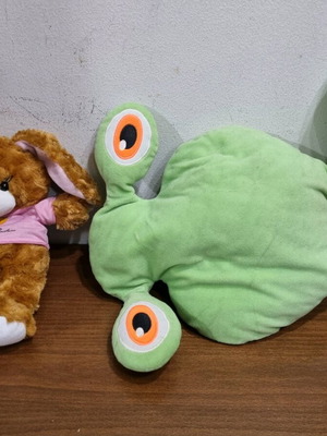 Plush dolls like new