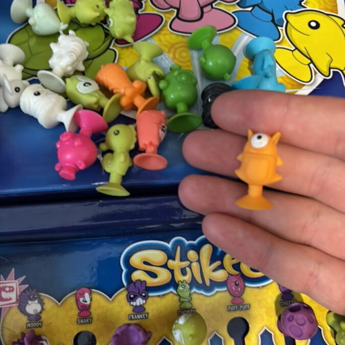 Stikeez board game with 36 stickers, 18 rare colors, new