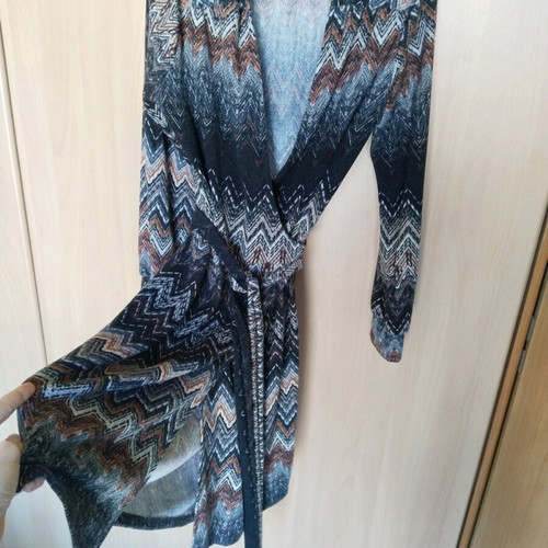 Dress with cross closure and zigzag pattern like new, gray multicolor