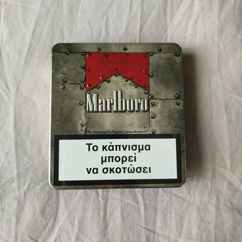 Collectible metal Marlboro case like new
