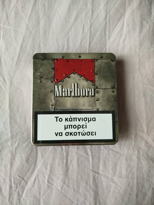 Collectible metal Marlboro case like new