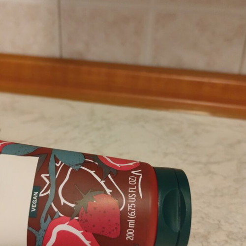 The Body Shop body scrub with strawberry scent new, 200 ml