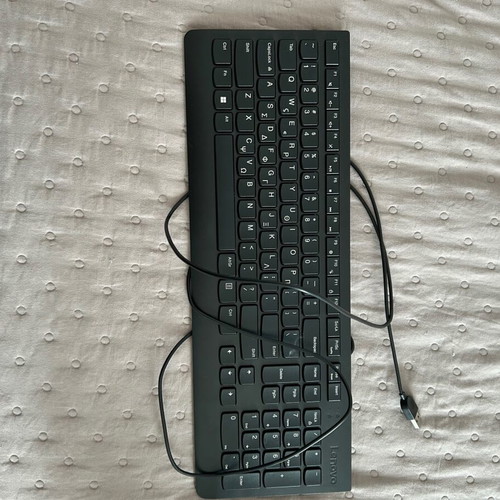 Lenovo keyboard like new with USB cable