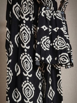 One size women's set black and white, like new, fits up to XXL