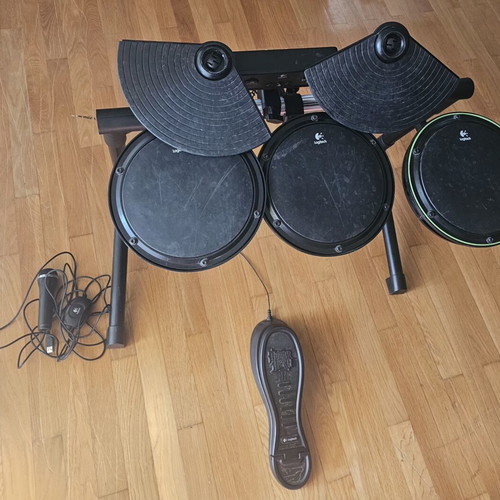 Drums Logitech, Guitar Hero guitar, microphone and 5 used PlayStation 3 games