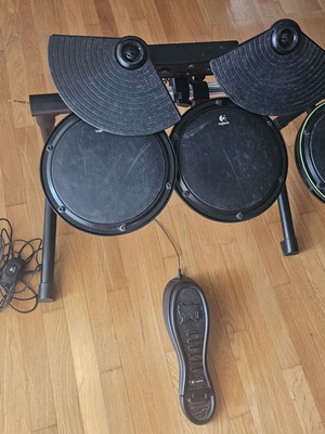 Drums Logitech, Guitar Hero guitar, microphone and 5 used PlayStation 3 games