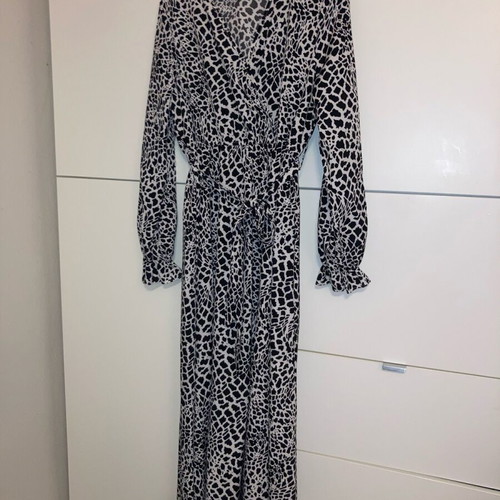 Black and white dress medium/large new, loose maxi snake print