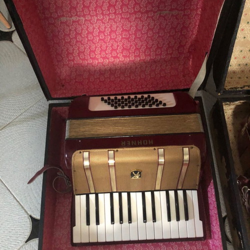 Hohner Starlet 40 Accordion like new with original case 1974