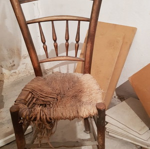 Αντίκα καρέκλα με όμορφο διάκοσμο!