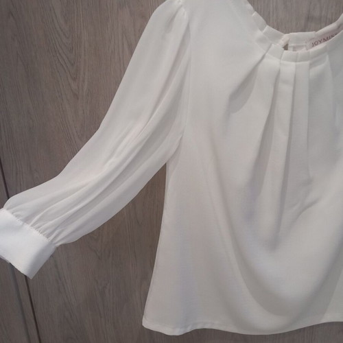White Joymiss blouse like new with sheer sleeves and pleats