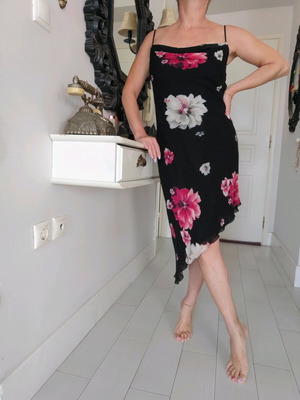 Vintage dress black with large flowers, like new, size S/M