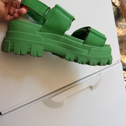 Buffalo platform sandals size 38 green like new