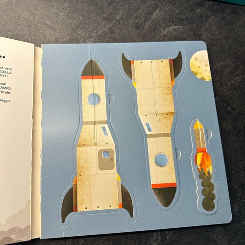 Children's book about space used, with 3D pieces in Italian