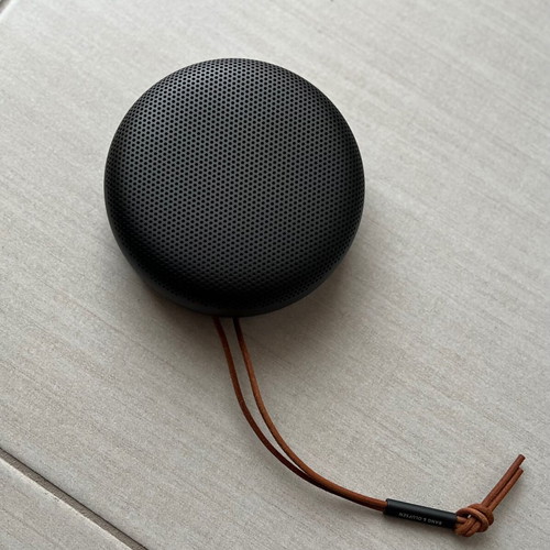 Bang & Olufsen Beosound A1 2nd Gen speaker like new, black
