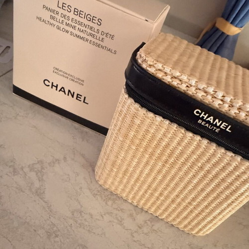 Chanel Beauté Les Beiges Cosmetic Bag new, straw design with box