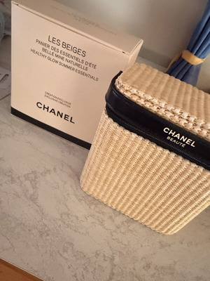 Chanel Beauté Les Beiges Cosmetic Bag new, straw design with box
