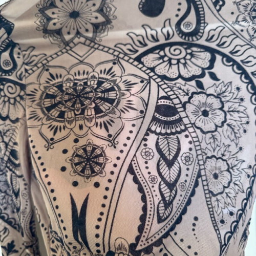 Cropped shirt like new with 3d velvet designs beige